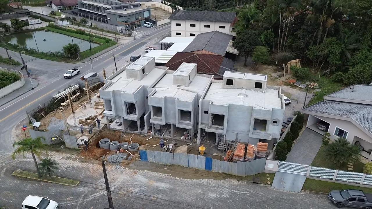 Obra dos sobrados Denver em fase de acabamentos finais